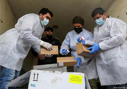 وصول لقاحات ضد كورونا إلى الضفة وغزة