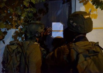 الاحتلال يخطر بهدم 13 منزلاً جنوب نابلس