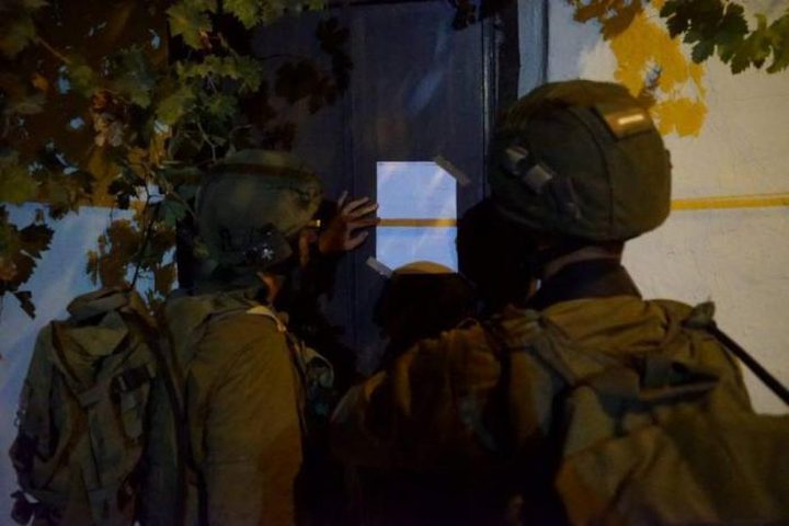 الاحتلال يخطر بهدم 13 منزلاً جنوب نابلس