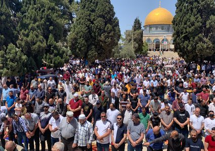 الاف المصلين يؤدون صلاة الجمعة في المسجد الأقصى