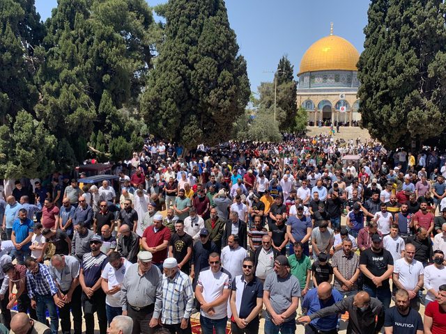 الاف المصلين يؤدون صلاة الجمعة في المسجد الأقصى