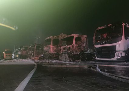 حريق هائل في عدد من الشاحنات بحيفا