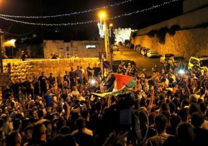 الاحتلال يقمع مسيرة شمال مدينة البيرة