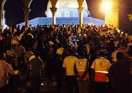 مسيرة حاشدة في باحات الأقصى تنديدا بجرائم الاحتلال