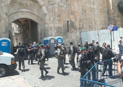 الاحتلال يعتقل مقدسيا قرب المسجد الأقصى