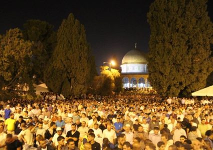 75 ألف يؤدون "التراويح" في رحاب الأقصى رغم إجراءات الاحتلال