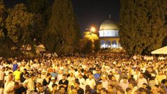 75 ألف يؤدون "التراويح" في رحاب الأقصى رغم إجراءات الاحتلال