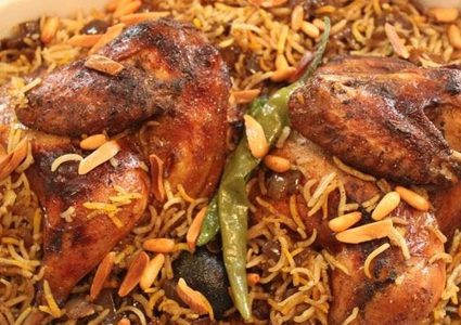 كبسة الدجاج مع صلصة الدقوس