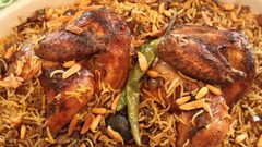 كبسة الدجاج مع صلصة الدقوس