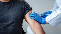 لماذا تسبب لقاحات "كوفيد-19" ألما في الذراع؟