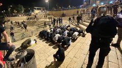 المقدسيون يؤدون صلاة التراويح في باب العامود