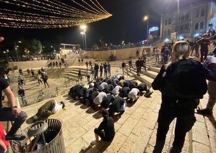 المقدسيون يؤدون صلاة التراويح في باب العامود