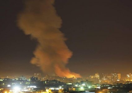 قوات الاحتلال تصيب ثلاثة شبان بالرصاص وتقصف مواقع شرق غزة