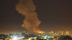 قوات الاحتلال تصيب ثلاثة شبان بالرصاص وتقصف مواقع شرق غزة