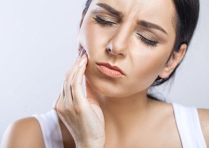 دراسة: الخلل في تطابق الأسنان العلوية والسفلية يسبب الصداع الشديد