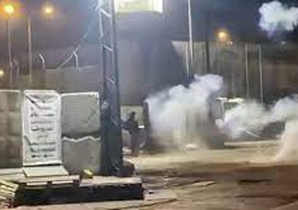 اندلاع مواجهات مع قوات الاحتلال قرب حاجز قلنديا