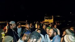 مستوطنون يغلقون مدخل قرية أم صفا شمال غرب رام الله