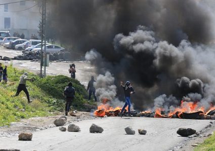 إصابة العشرات بالاختناق خلال مواجهات مع الاحتلال في مخيم الفوار