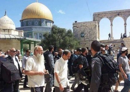 مستوطنون يقتحمون باحات الأقصى