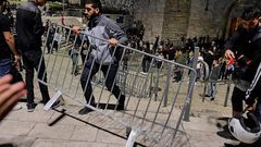 المقدسيون يزيلون الحواجز الحديدة في باب العامود