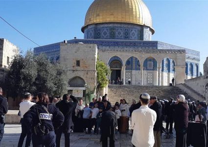 عشرات المستوطنين يقتحمون باحات المسجد الأقصى المبارك