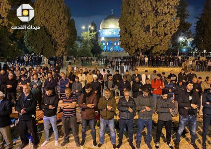 آلاف المصلين يؤدون صلاتي العشاء والتراويح في ساحات المسجد الأقصى المبارك