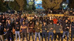 آلاف المصلين يؤدون صلاتي العشاء والتراويح في ساحات المسجد الأقصى