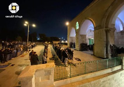 آلاف المصلين يؤدون صلاتي العشاء والتراويح في ساحات المسجد الأقصى المبارك