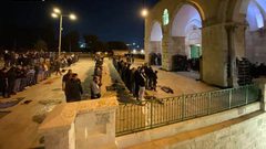 آلاف المصلين يؤدون صلاتي العشاء والتراويح في ساحات المسجد الأقصى