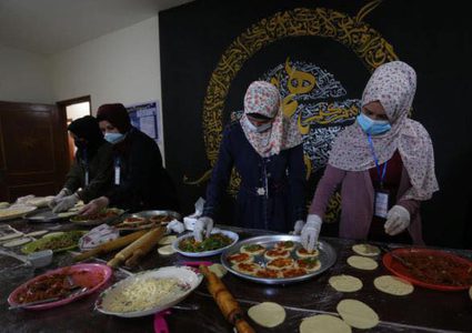 شابات من غزة يبادرن بحملة خيرية لمساعدة العوائل الفقيرة