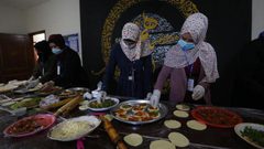 شابات من غزة يبادرن بحملة خيرية لمساعدة العوائل الفقيرة