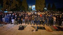 آلاف المصلين يؤدون صلاتي العشاء والتراويح في ساحات المسجد الأقصى