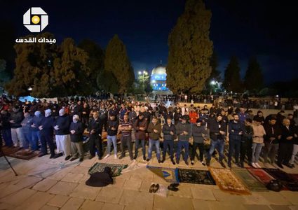 آلاف المصلين يؤدون صلاتي العشاء والتراويح في ساحات المسجد الأقصى