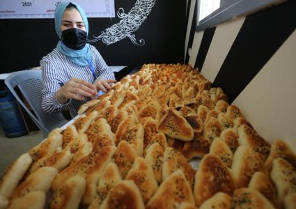 شابات من غزة يبادرن بحملة خيرية لمساعدة العوائل الفقيرة