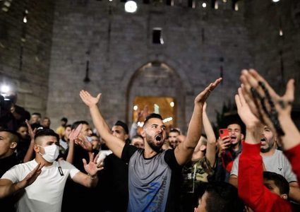 المقدسيون يواصلون الاحتفالات بانتصارهم في هبة باب العامود