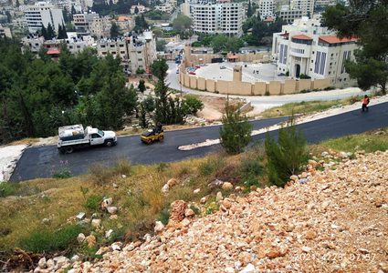 تعبيد شارع مستشفى الهلال الأحمر الذي تم تخصيصه لعلاج مرضى كورونا بتكلفة 100 ألف شيكل من صندوق بلدية نابلس