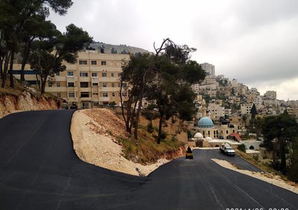 تعبيد شارع مستشفى الهلال الأحمر الذي تم تخصيصه لعلاج مرضى كورونا بتكلفة 100 ألف شيكل من صندوق بلدية نابلس