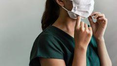 متى يمكن التخلص من الكمامة بعد تلقي لقاح كورونا ؟