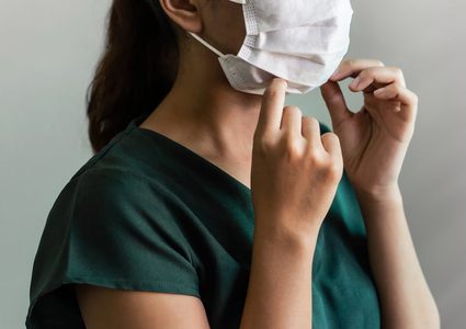 متى يمكن التخلص من الكمامة بعد تلقي لقاح كورونا ؟