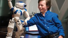 الطفل النابغة يستغل جائحة كورونا ويتخرج بعمر 12 عاما