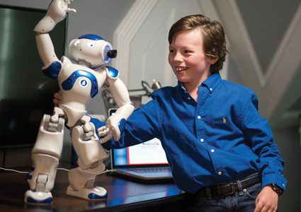 الطفل النابغة يستغل جائحة كورونا ويتخرج بعمر 12 عاما