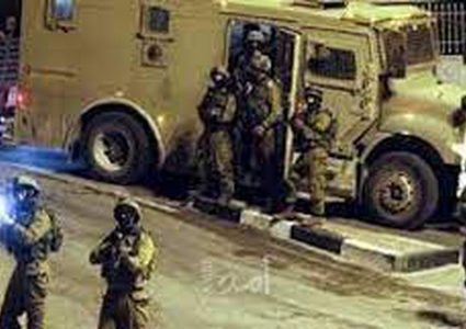 قوات الاحتلال تعتقل شابين على حاجز قلنديا