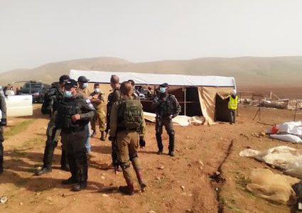 الاحتلال يخطر بترحيل أهالي خربة حمصة الفوقا