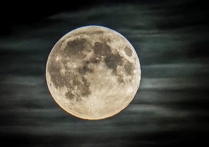 مصور أمريكي ينشر صورة مذهلة للقمر الوردي العملاق