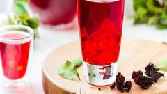 طعم لذيذ وفوائد صحية مشروب الكركديه البارد في رمضان