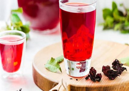 طعم لذيذ وفوائد صحية مشروب الكركديه البارد في رمضان