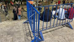 قوات الاحتلال تعيد جزء من السواتر الحديدية في منطقة باب العامود