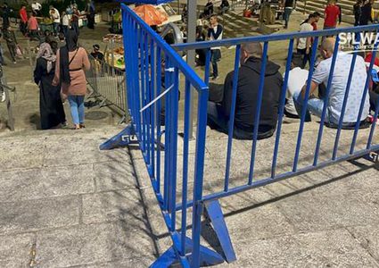 قوات الاحتلال تعيد جزء من السواتر الحديدية في منطقة باب العامود