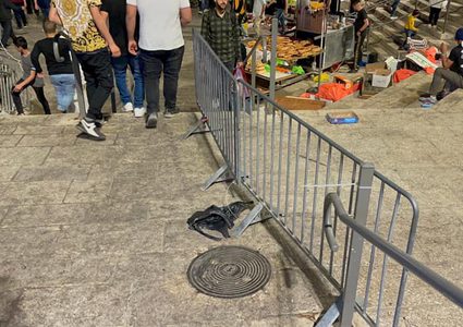 قوات الاحتلال تعيد جزء من السواتر الحديدية في منطقة باب العامود بمدينة #القدس