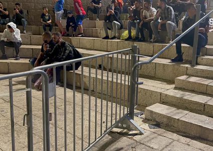 قوات الاحتلال تعيد جزء من السواتر الحديدية في منطقة باب العامود بمدينة #القدس